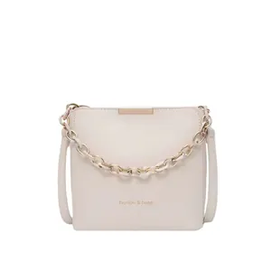 Borsa a secchiello minimalista bianco crema con catena d'oro e scritta fashion