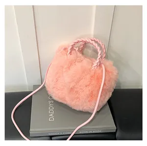 Détail du sac à main en peluche rose avec fausse fourrure douce et poignée en corde