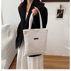Dettaglio della borsa tote in velluto a coste bianco con texture e patch Fashion