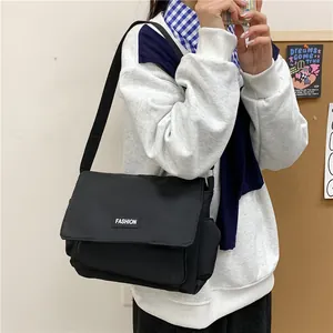 Borsa a tracolla in tela nera stile giapponese con tracolla regolabile e logo moda