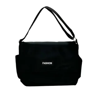 Borsa a tracolla nera in tela stile giapponese con tracolla regolabile e toppa di tendenza