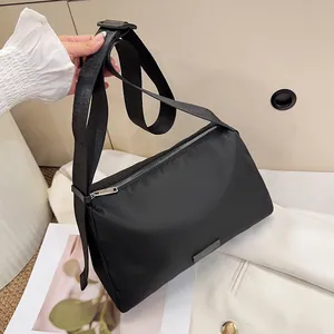 Sac bandoulière en nylon tressé noir avec large bandoulière réglable pour le quotidien