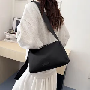 Sac bandoulière minimaliste en nylon tissé noir avec sangle réglable pour le quotidien