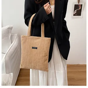 Dettaglio della borsa tote in velluto a coste beige con trama a coste verticali