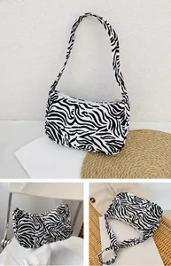 Vue détaillée du sac porté épaule à motif zèbre avec tissu texturé et fermeture éclair
