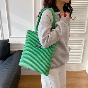 Borsa tote da donna in velluto a coste verde con texture a coste verticali chic