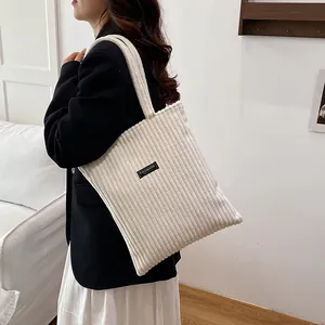 Grande borsa tote minimalista in velluto a coste bianco crema per uso quotidiano