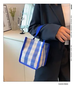 Vue détaillée du mini sac à main en toile avec motif vichy bleu et blanc et anses robustes