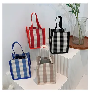 Détail des mini sacs cabas en toile à carreaux en rouge, noir, bleu et coloris kaki