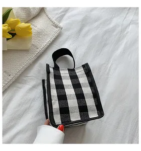Détail du mini sac cabas en toile avec motif à carreaux vichy noir et blanc classique