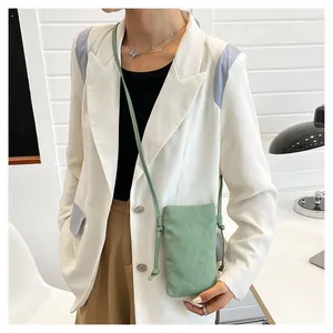Mini groene canvas crossbody telefoontas getoond op een model in kantooromgeving