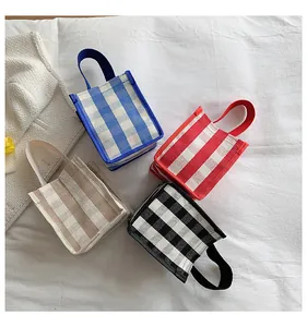 Vue de dessus de quatre mini sacs en toile à carreaux vichy marine, rouge, kaki et noir