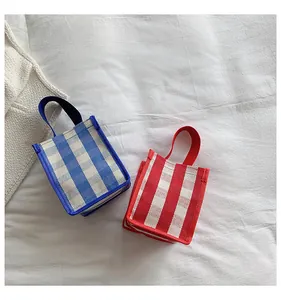 Vue détaillée de mini sacs en toile à rayures et carreaux en rouge et bleu