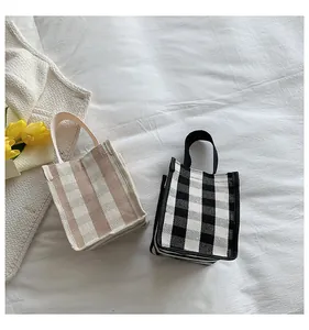 Vue à plat de mini sacs en toile aux motifs à rayures et à damiers classiques