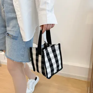 Mini sac cabas en toile à carreaux noir et blanc avec anses noires et design carré