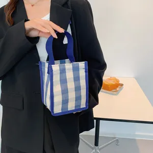Mini sac cabas en toile à carreaux vichy bleu et blanc avec anses en tissu bleu