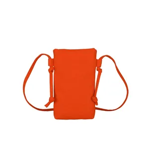 Mini oranje canvas crossbody telefoontas voor dames met een minimalistische band