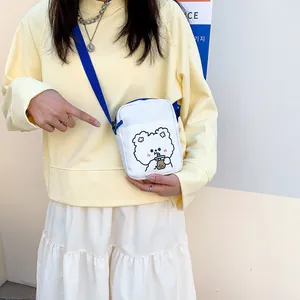 Bolso bandolera pequeño de lona blanca para mujer con estampado de oso y correa azul