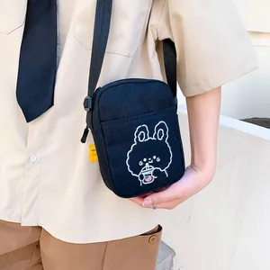 Bolso bandolera de lona negra con lindo bordado de conejo y correa ajustable