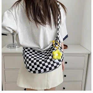 Detail der karierten Canvas-Hobo-Tasche mit gelber Sonnenblume, von Model getragen