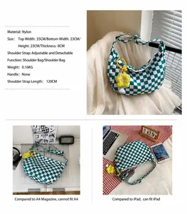 Detaillierter Größenvergleich der grünen karierten Hobo-Tasche mit Platz für iPad und A4-Hefte