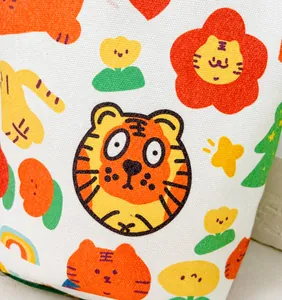 Primer plano de lona gruesa con lindos motivos estampados de tigre y flores coloridas