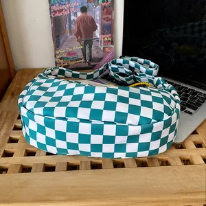 Details der grün karierten Canvas-Tasche mit robustem Boden und verstellbarem Gurt