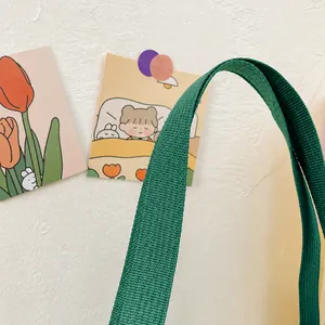 Detalle del asa tejida verde oscuro de un bolso de lona con un agarre muy cómodo