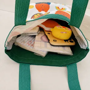 Detalle del interior de una bolsa de lona con capacidad para libros y móvil