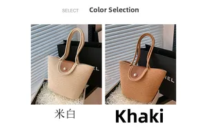 Détail de sacs seaux en paille tissée blanc cassé et kaki avec fermoirs en perles