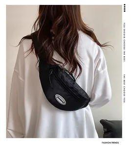 Vista trasera del modelo con riñonera negra de nailon y correa ajustable de moda