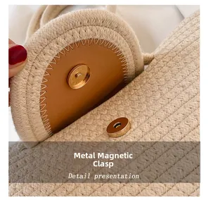 Gros plan détaillé sur le fermoir magnétique d'un sac cabas tissé beige et cuir brun