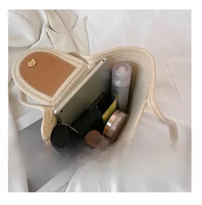 Vue intérieure montrant la grande capacité du sac seau tressé avec tablette et accessoires