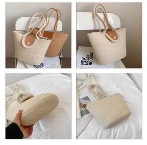 Détail du sac seau tressé avec boucle en perle et texture en cuir contrastée