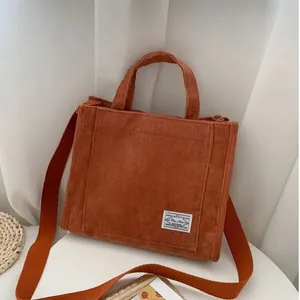 Borsa tote in velluto a coste marrone con tracolla regolabile e design minimalista