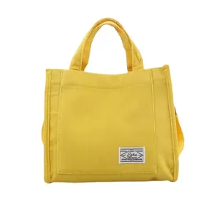 Borsa tote in velluto a coste giallo brillante con strisce testurizzate e patch bianca