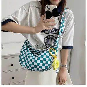 Grüne und weiße karierte Canvas Hobo-Tasche mit Sonnenblumen-Anhänger im Spiegel-Selfie