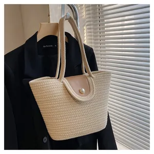 Détail du cabas tissé avec rabat en cuir et fermeture élégante en perle blanche