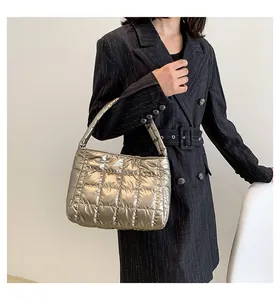 Detalle del bolso acolchado en color oro champán con un acabado metálico de alto brillo