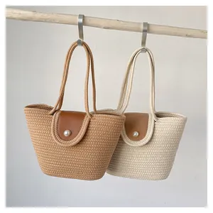 Détail de sacs fourre-tout tissés avec boucle en perles et texture en coton épais