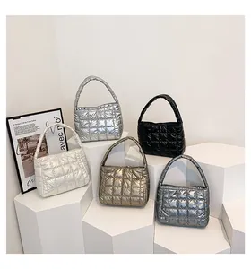 Bolsos acolchados en cinco colores metálicos con costuras cuadradas y asas suaves de moda