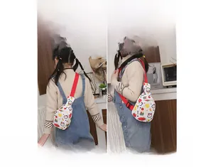 Detailansicht der Kinder-Brusttasche mit Hasen-Print und verstellbarem rotem Schultergurt