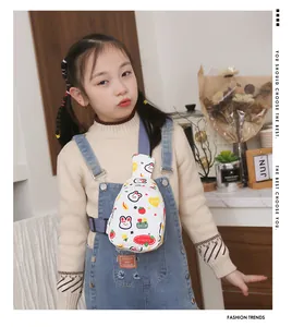 Detail der Kinder-Brusttasche mit Hasen-Motiv, lila Gurt und robusten Metallbeschlägen