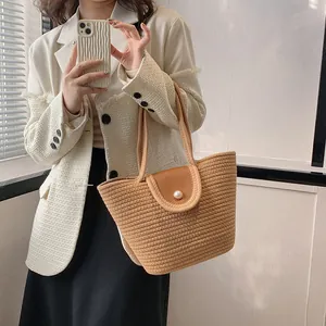 Sac seau tissé à la mode avec fermoir perle et rabat en cuir pour un usage quotidien