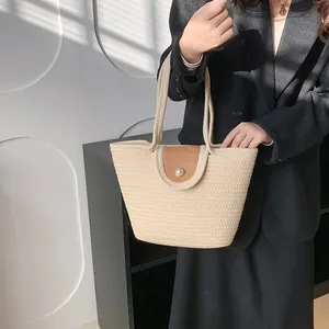 Sac fourre-tout tissé crème tendance avec rabat en cuir et détail de bouton en perle