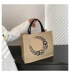 Detalle del bolso tote de yute con textura tejida y estampado de luna creciente