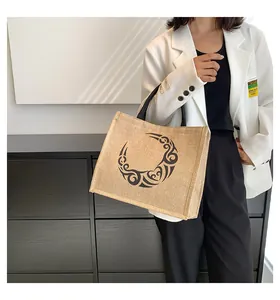 Detalle de bolso tote de lino con estampado tribal negro y asas de mano resistentes