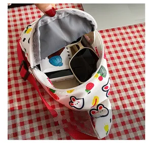 Details der Canvas-Brusttasche mit Innenkapazität für Sonnenbrille und Powerbank