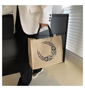 Detalle del bolso tote de lino con estampado tribal negro y asas redondas