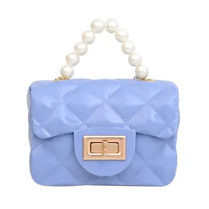 Kleine jelly handtas voor dames, stijlvol lichtblauw gewatteerd design met elegante parelhandvat.